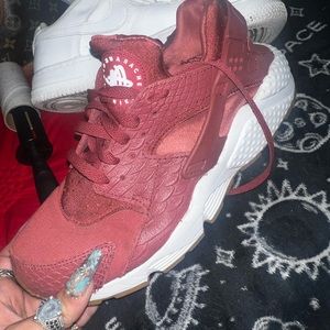Maroon Nike huaraches 10 out of 10 condition